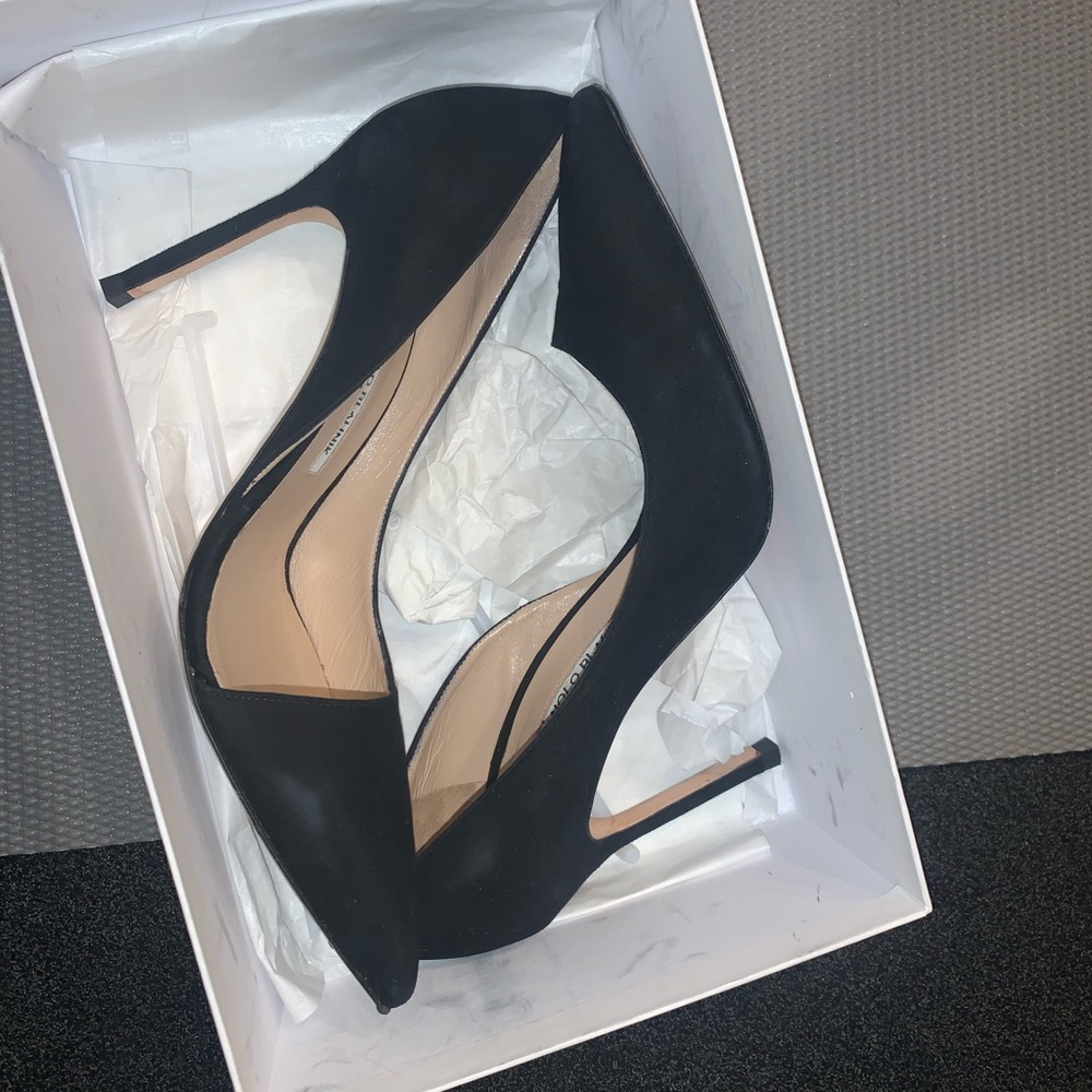 Womens 39 1/2 black suede Manolo Blahnik heels